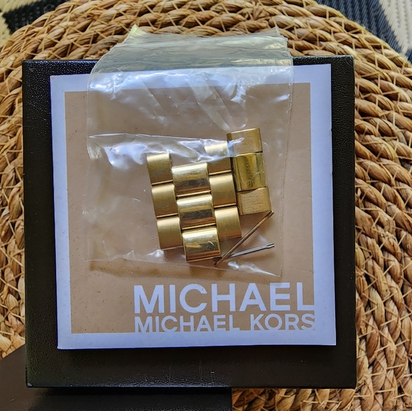 Michael Kors Runway Gold Tone Chronographic Watch - Picture 9 of 10